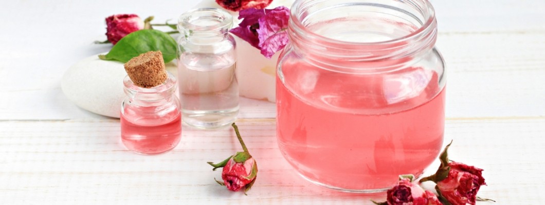 Аромат на рози: магията на розовата вода в ежедневието